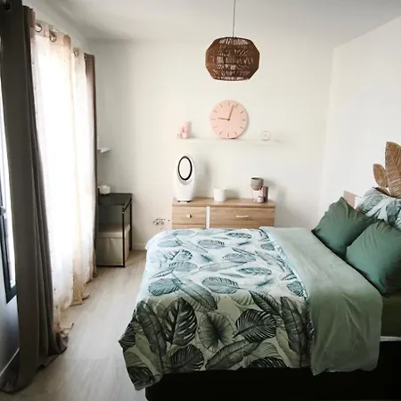 T2 Cosy Avec Terrasse, Parking, Wifi, A 15 Min Apartment